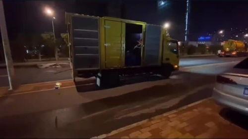 搞笑视频轮胎爆了,轮胎爆炸引发的欢乐喜剧